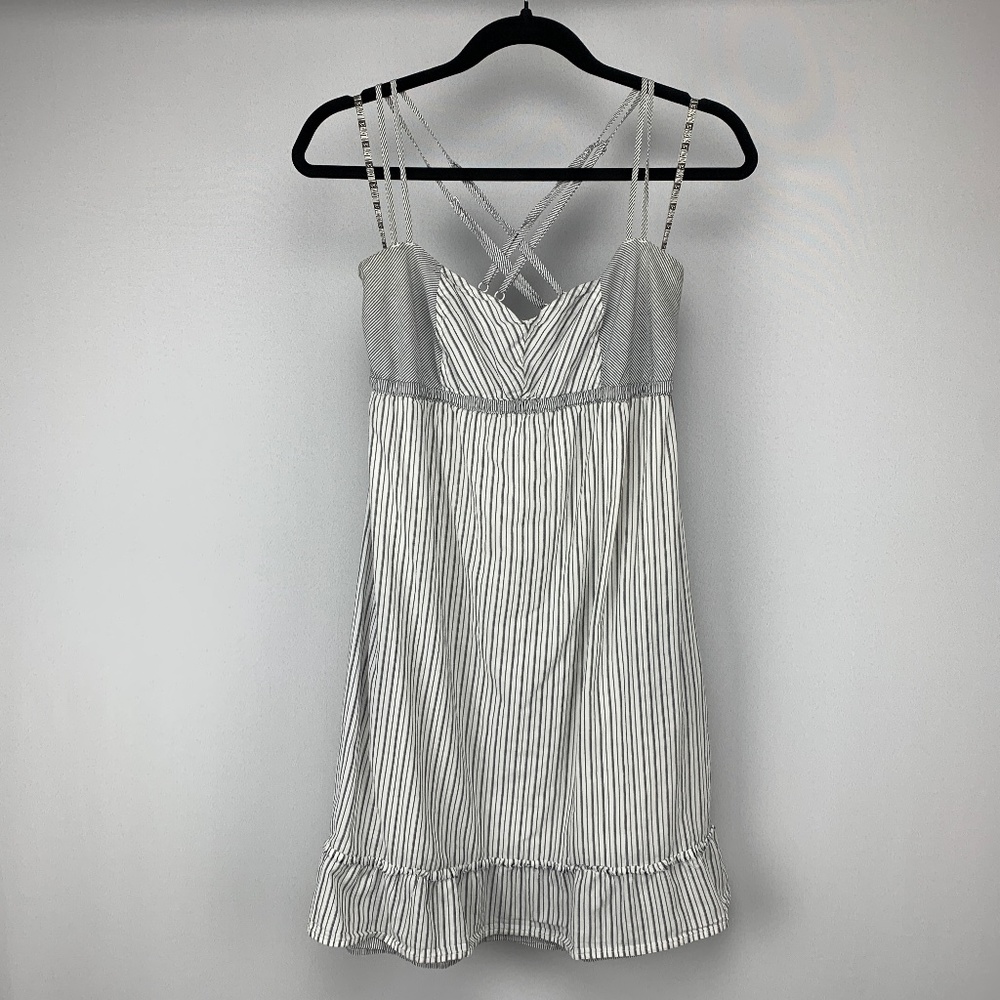 VOLCOM Gray And White Adjustable Strap Ruffle Tiered Smocked Back Sundre…